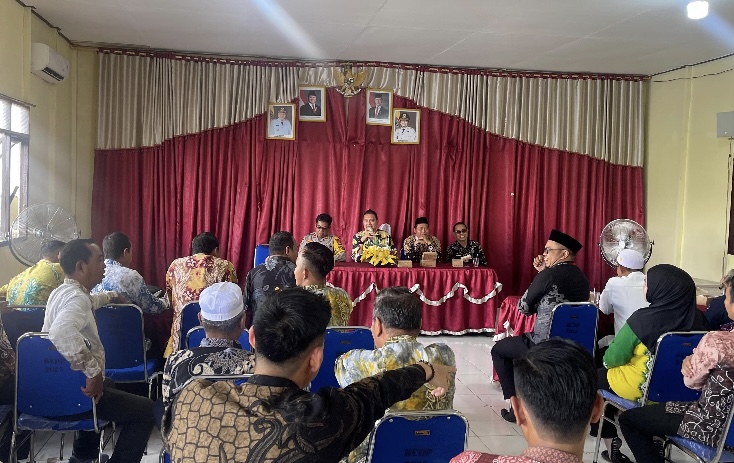 Rapat koordinasi persiapan haul kedua Guru Danau atau KH Asmuni yang berlangsung di aula Kecamatan Danau Panggang.