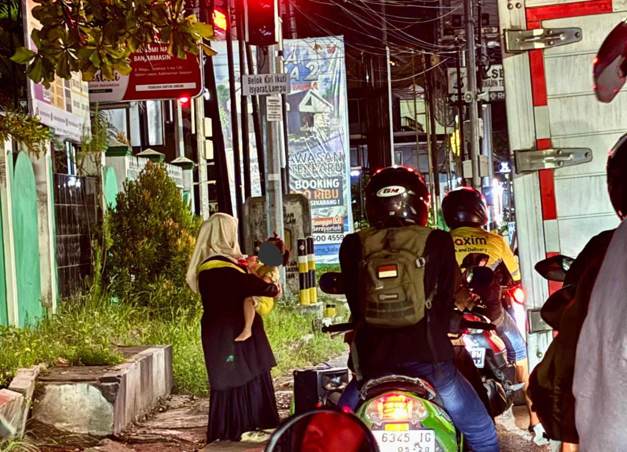EKSPLOITASI ANAK: Mengamen sambil bawa balita kecil masih terjadi di perempatan jalan di Kota Banjarmasin. DP3A Banjarmasin sulit memberantasnya karena tidak didukung warga.