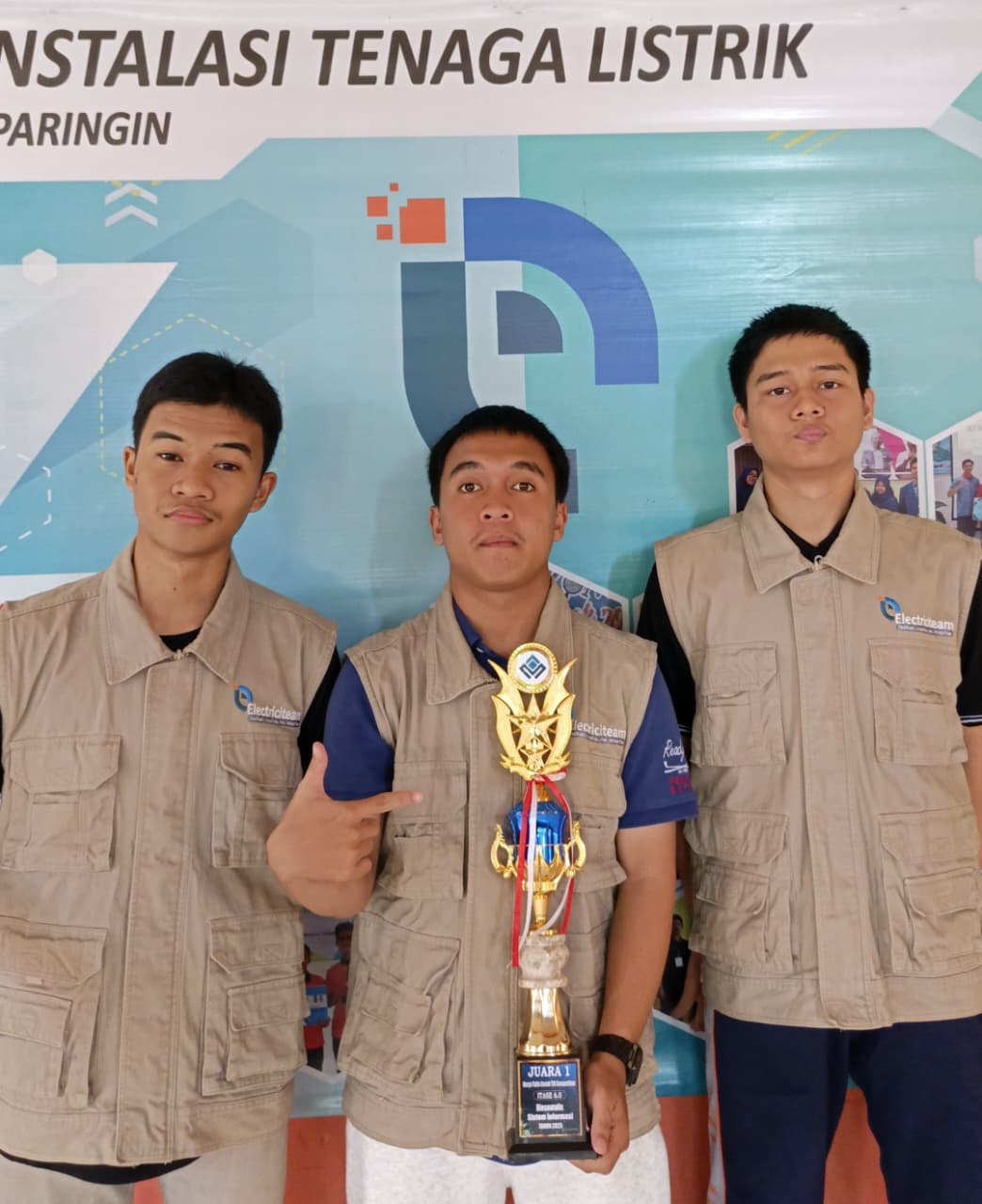 JUARA NASIONAL: Siswa Electriciteam SMKN 1 Paringin berfoto bersama trofi Juara 1 LKTIN ITASE 6.0 di Universitas Telkom Purwokerto.