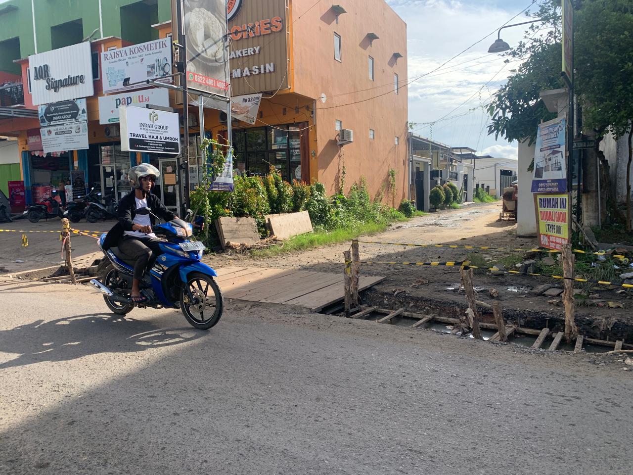 DIKELUHKAN: Warga mengeluhkan jalur alternatif yang terlalu sempit hingga terpaksa memarkir mobil di luar kawasan.