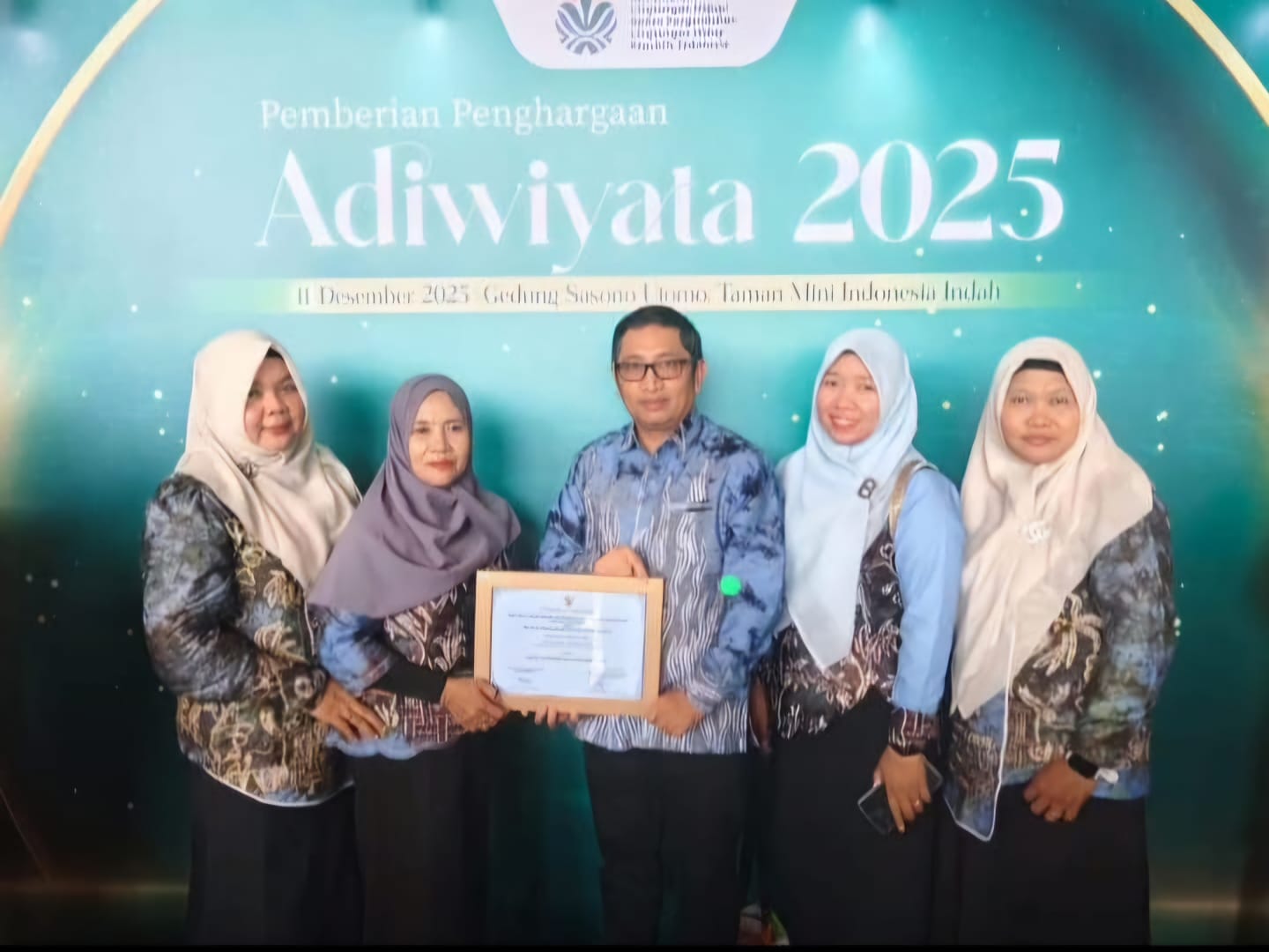 MEMBANGGAKAN: Kepala DPRKPLH Tanah Laut (Tala) Gusti Dwi Erzandi Kusuma foto bersama Kepala Sekolah dan Guru UPTD SDN 2 Bumi Jaya.