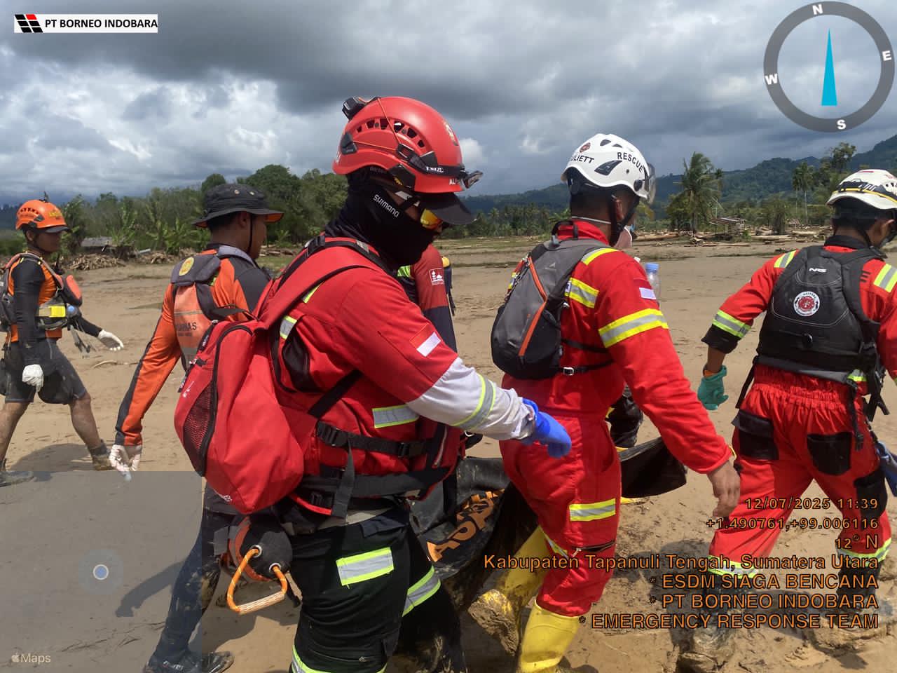 SIGAP: Bersama anggota tim penyelamat lainnya, anggota ERT PT BIB menemukan dan mengevakuasi salah satu jenazah korban bencana banjir di Batang Toru.