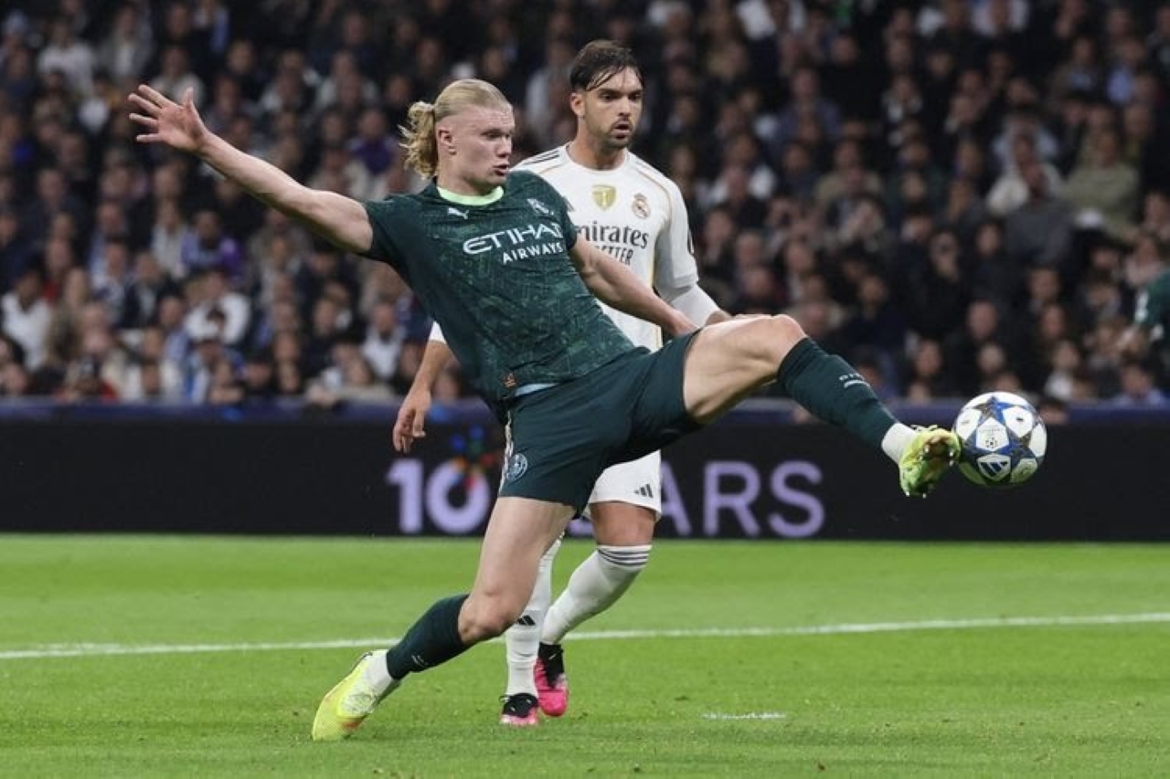 MEMBANTU: Erling Haaland mengakhiri dua kutukan usai membantu Manchester City mengalahkan Real Madrid pada lanjutan Liga Champions 2025-2026, Kamis (11/12). (PIERRE-PHILIPPE MARCOU / AFP)