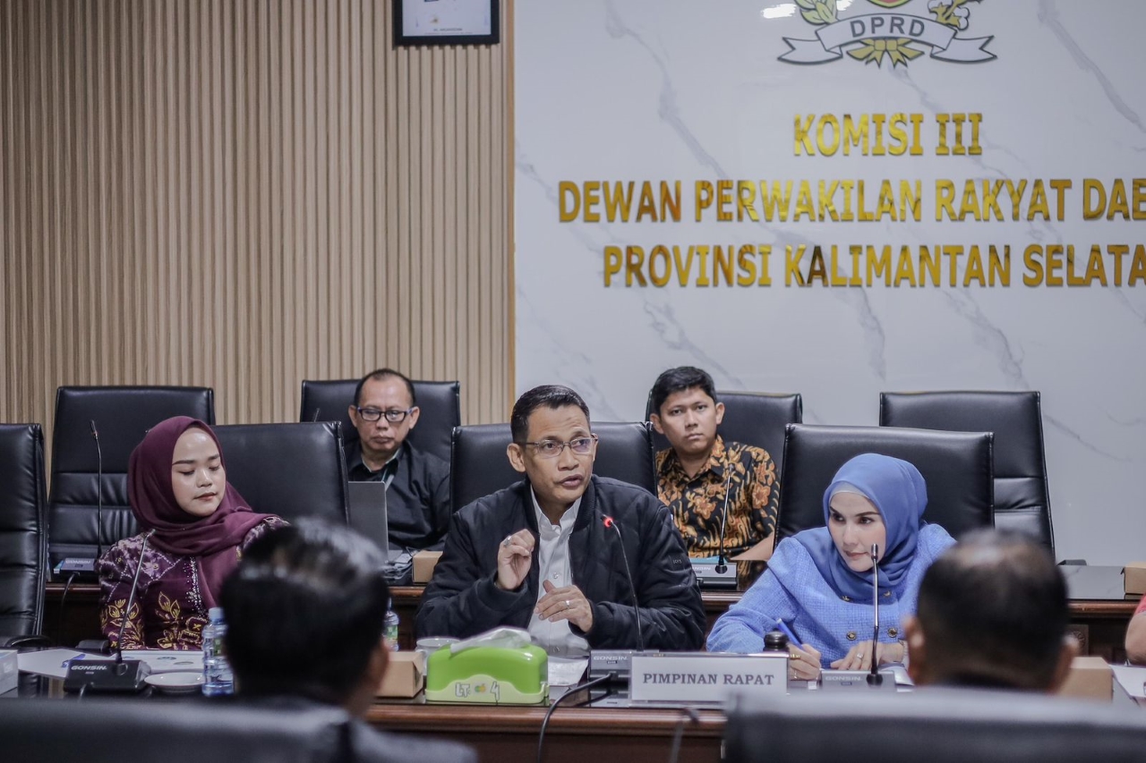 RAPAT: Komisi III DPRD Kalsel saat rapat bersama dengan pihak Bandara Internasional Syamsudin Noor di DPRD Kalsel, Selasa (9/12).