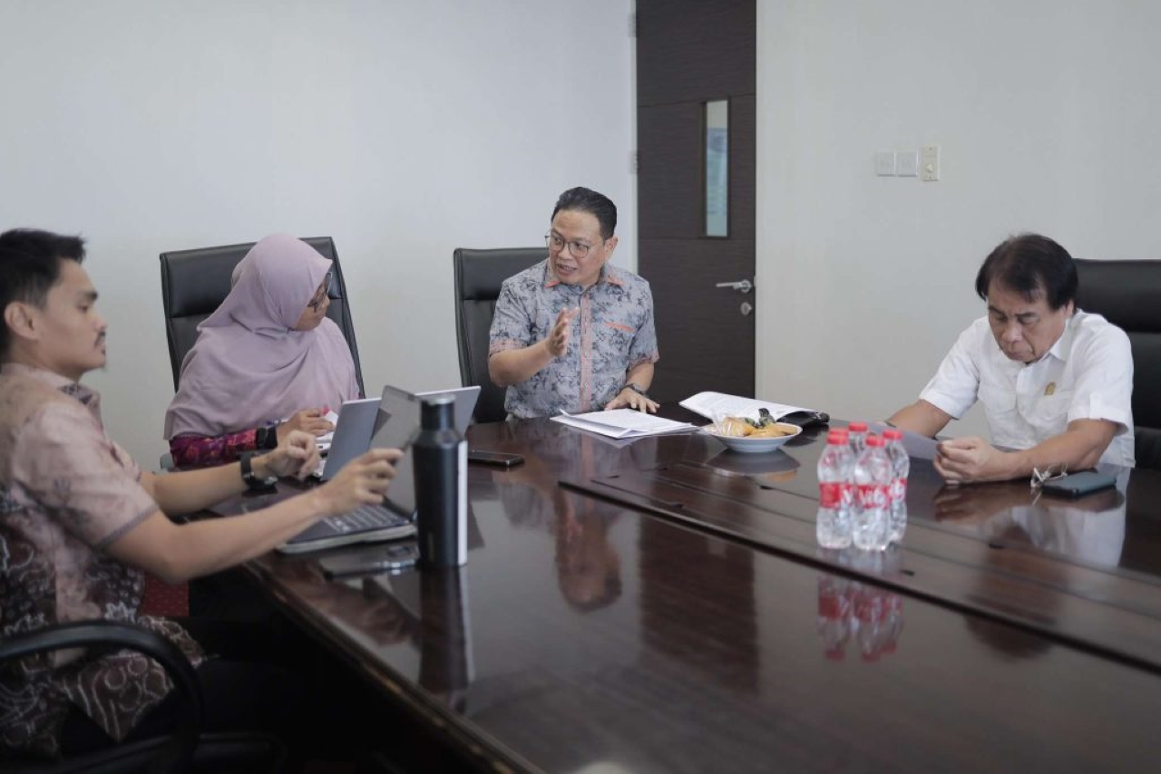 MENDATANGI: Bapemperda DPRD Kalsel saat mendatangi Direktorat Produk Hukum Daerah (PHD) Kemendagri RI, Kamis (11/12).