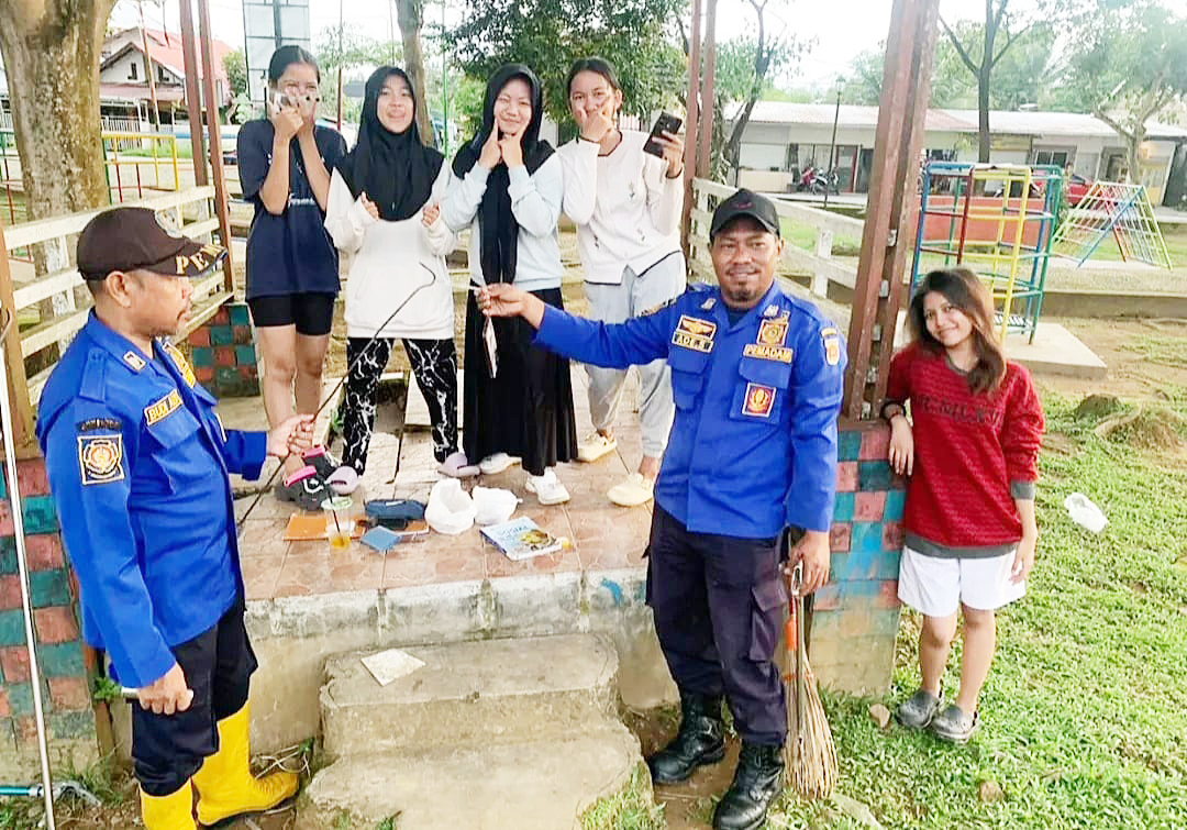 BERSAMA: Petugas Damkar Banjarbaru saat selesai membantu mengambilkan ponsel milik warga yang masuk ke lubang beton.