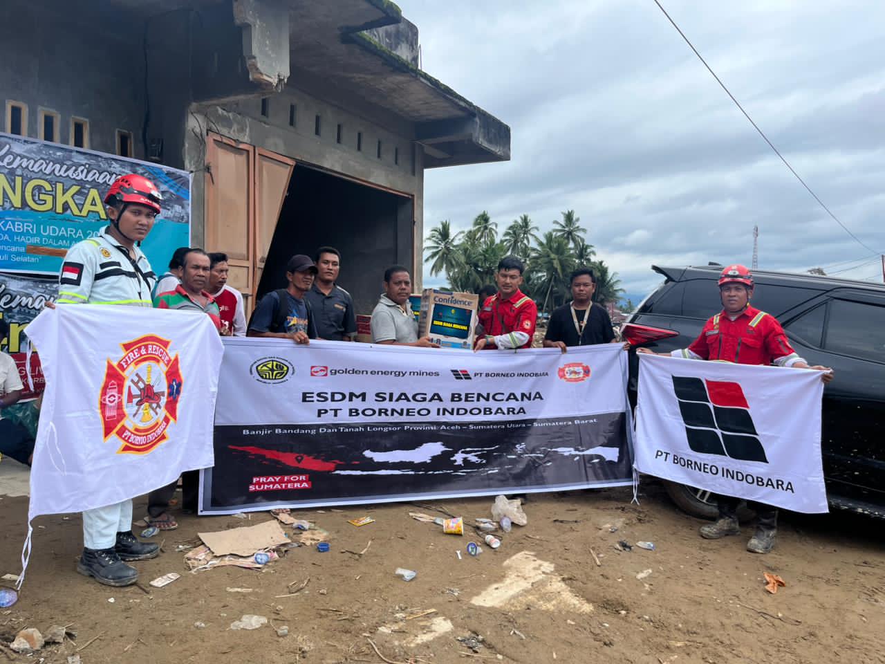 SIAP DIBAGIKAN:Tim ERT PT BIB menyalurkan bantuan logistik dan keperluan harian untuk para korban banjir di Batang Toru, Tapanuli Utara, Sumatera Utara.