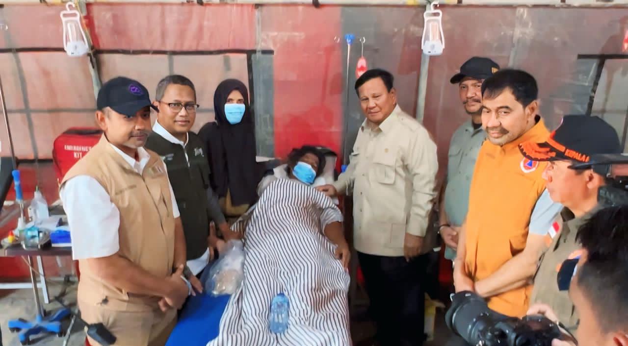 POSKO: Presiden Prabowo saat Kunjungi Posko Kesehatan Milik Pegadaian di Aceh Tamiang.