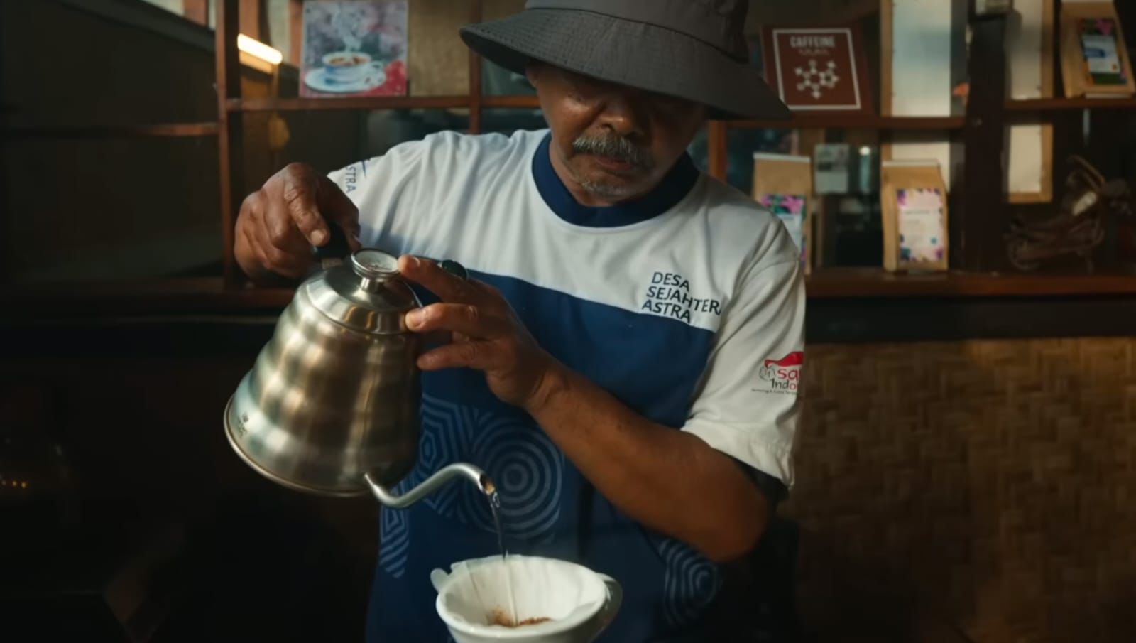 MENYEDUH: Kegiatan pelatihan teknik penyeduhan kopi yang baik membantu petani Desa Sejahtera Astra Cikajang memahami standar kualitas dan cita rasa kopi arabika yang siap dipasarkan.
