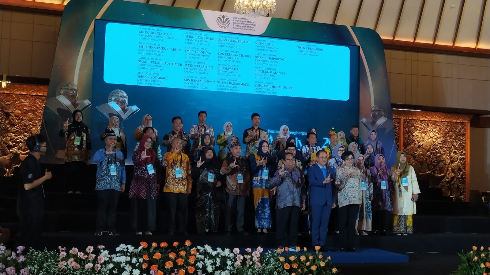 FOTO BERSAMA: Jajaran Kementerian dan perwakilan sekolah lain penerima penghargaan Adiwiyata Nasional dan Mandiri di Gedung Sasono Utomo, TMII Jakarta.