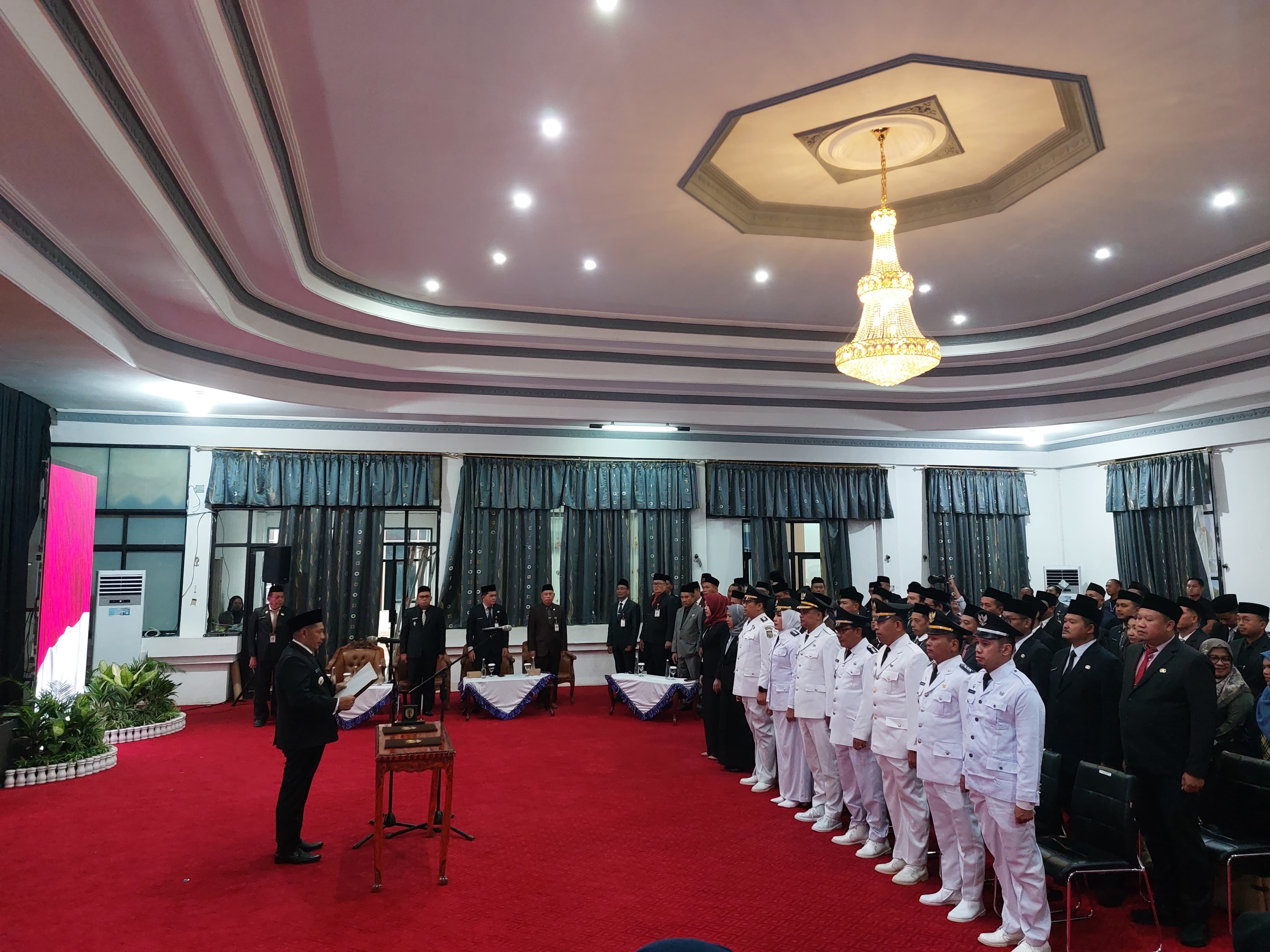 Bupati HST Samsul Rizal saat melantik pejabat administrasi dan struktural pada September 2025 lalu.