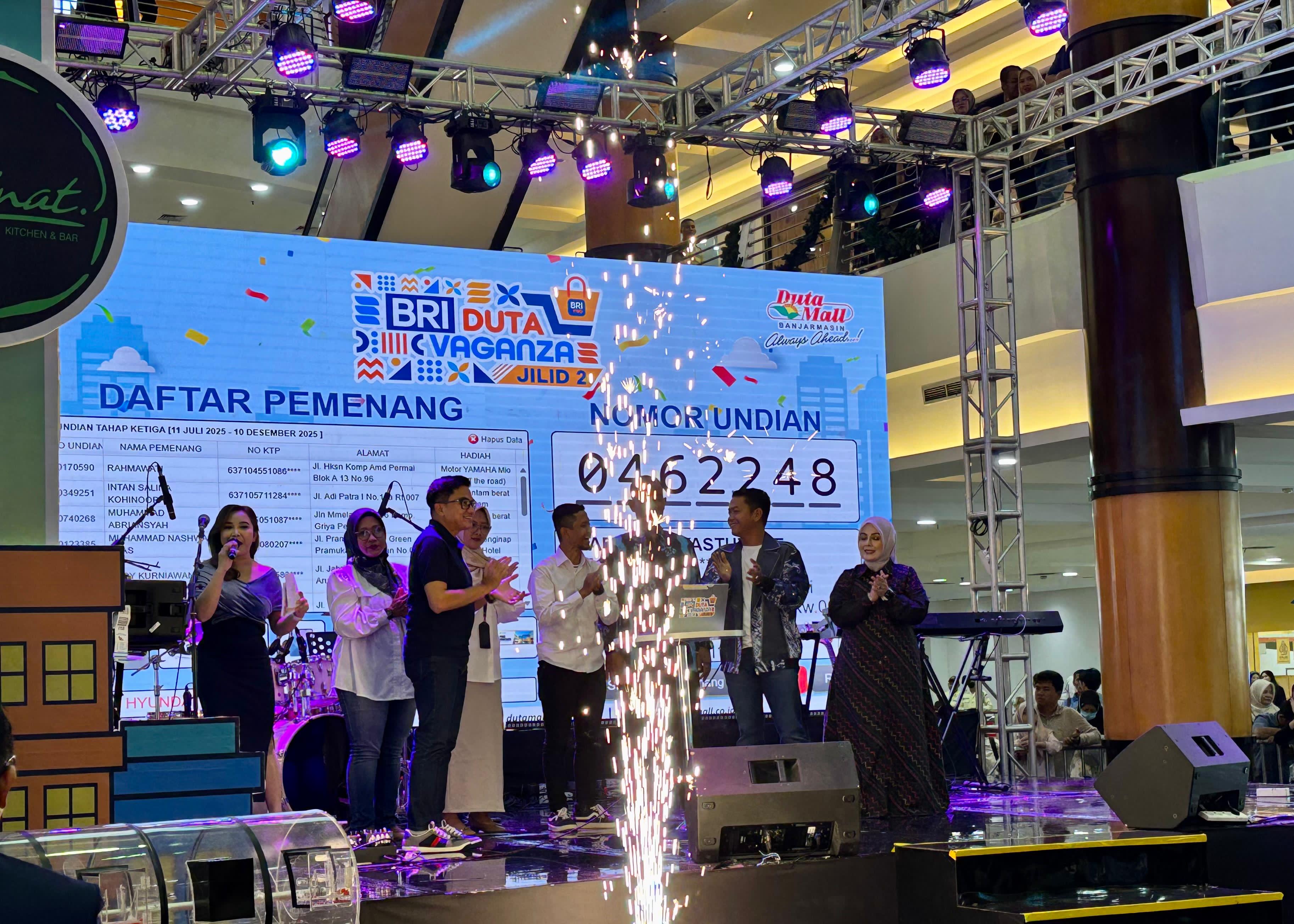 CARI PEMENANG:Proses pengundian hadiah utama BRI Duta Vaganza Jilid 2 di Atrium Duta Mall Banjarmasin, Jumat (12/12/2025) malam.