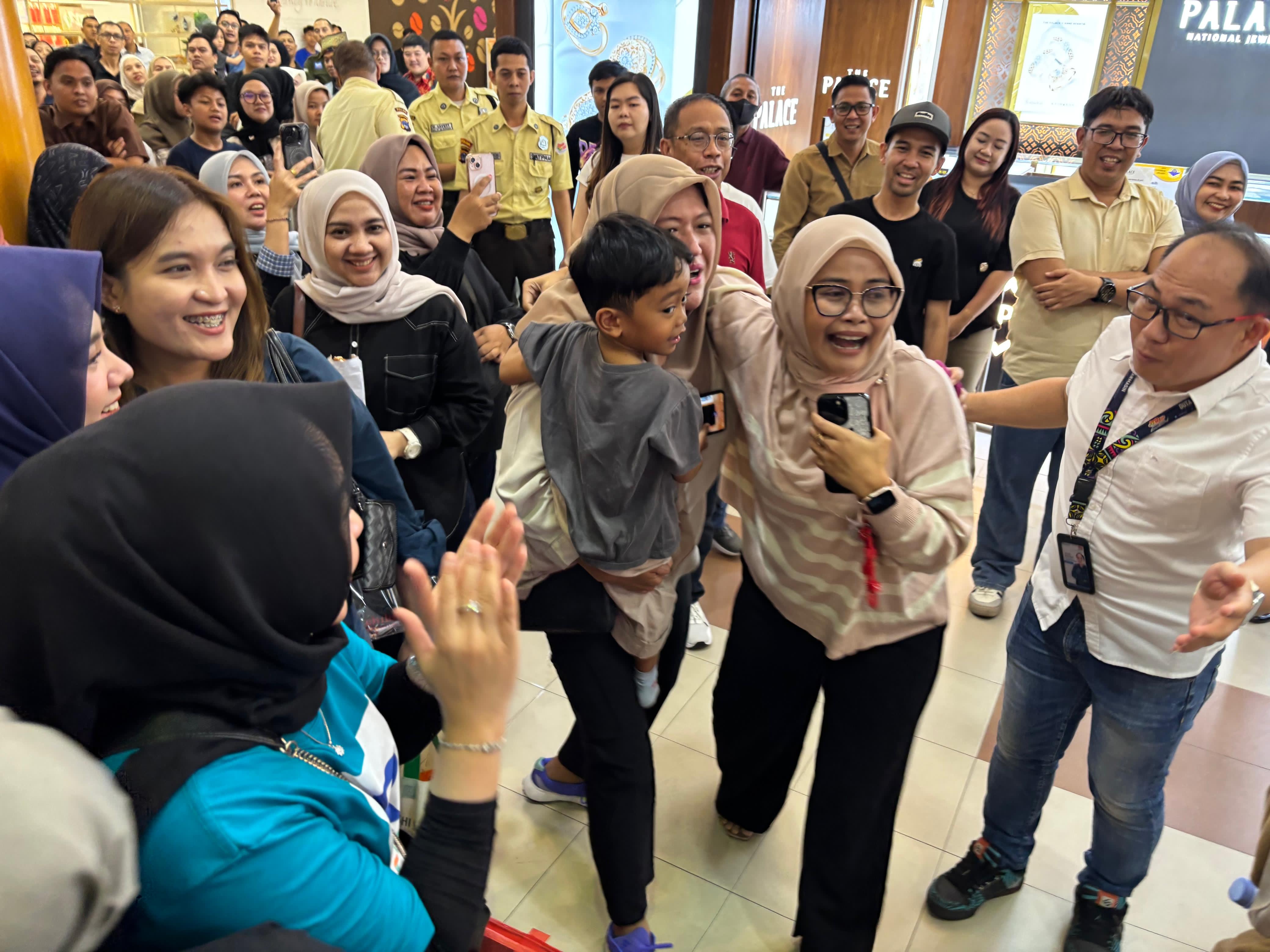 TAK MENYANGKA:Gladys Widyastuti (berkacamata), salah satu pengunjung Duta Mall Banjarmasin yang beruntung meraih hadiah utama BRI Duta Vaganza berupa satu unit mobil Hyundai Creta.