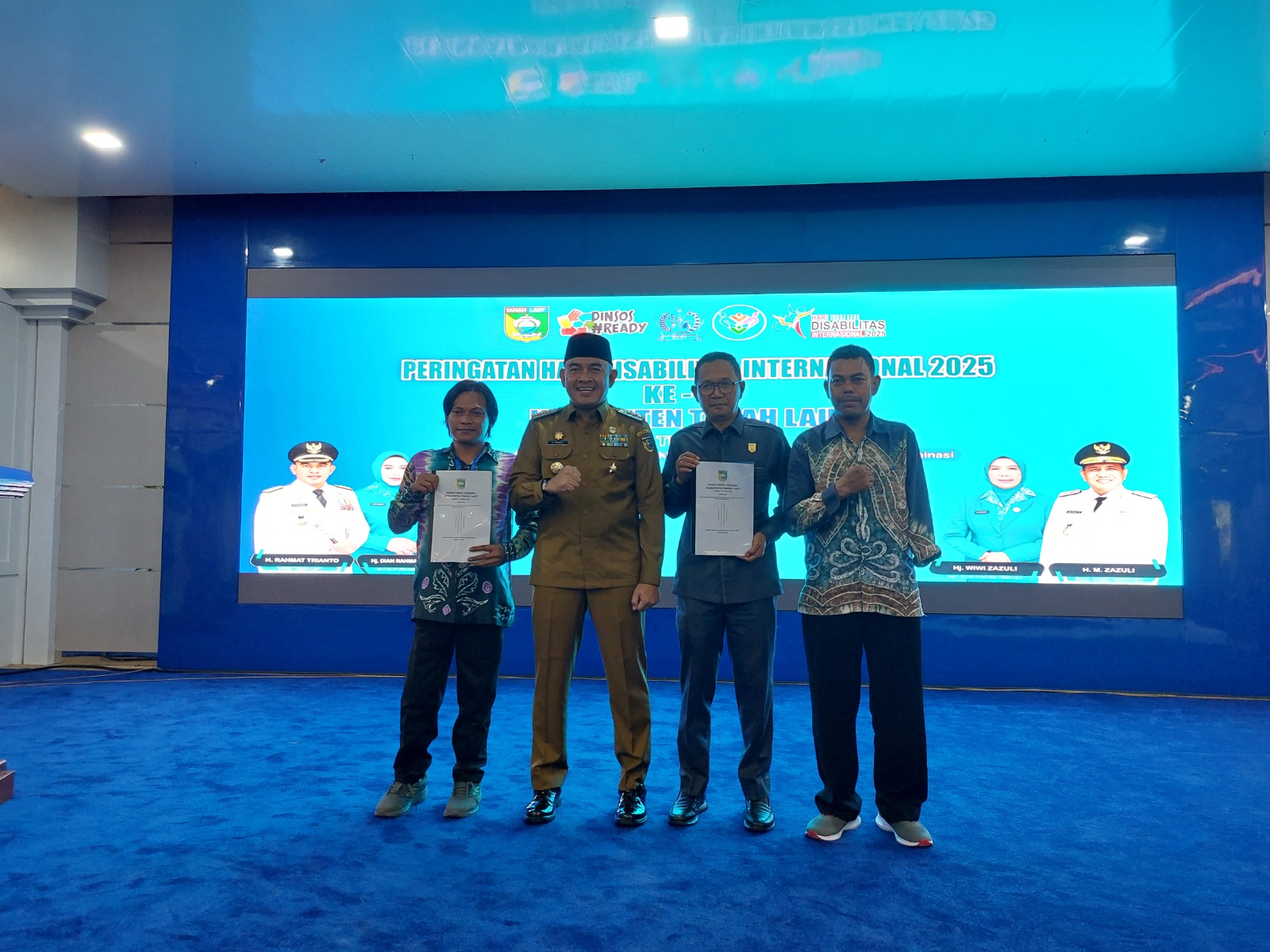 SINERGI: Bupati Tanah Laut (Tala) H Rahmat Trianto menyerahkan berkas Perda kepada Ketua DPRD Tala H Khairil Anwar.