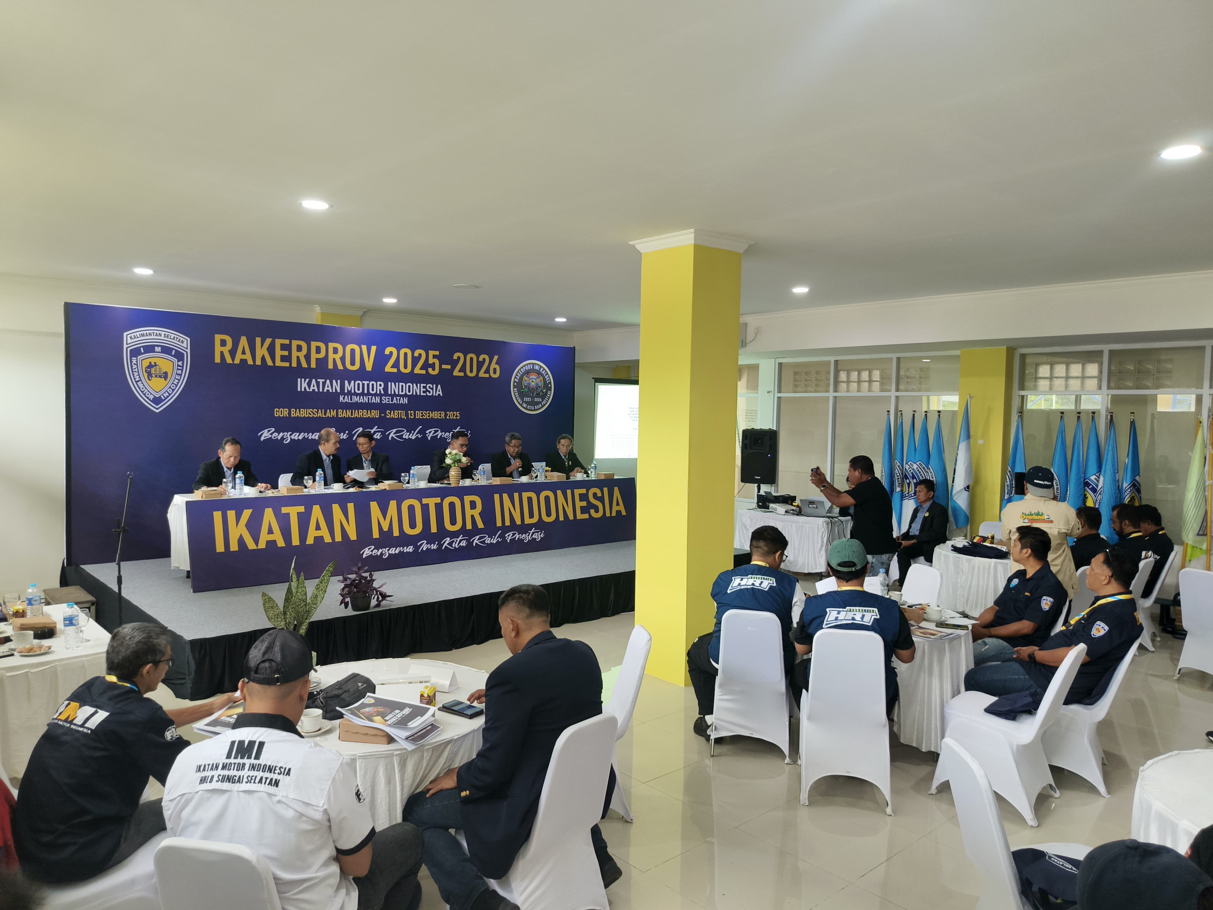Pengurus IMI Kalimantan Selatan bersama perwakilan IMI Pusat dan klub otomotif berfoto bersama usai pembukaan Rakerprov IMI Kalsel di GOR Babussalam, Banjarbaru, Sabtu (13/12/2025). (M Idris Jian Sidi