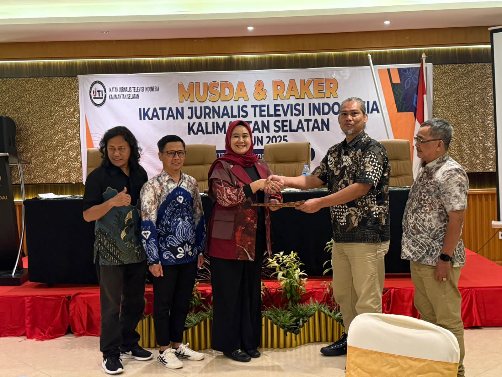 AKLAMASI:Dina Qomariah kembali terpilih secara aklamasi pimpin IJTI Kalsel dalam agenda Musda di Banjarmasin, Sabtu (13/12/2025).