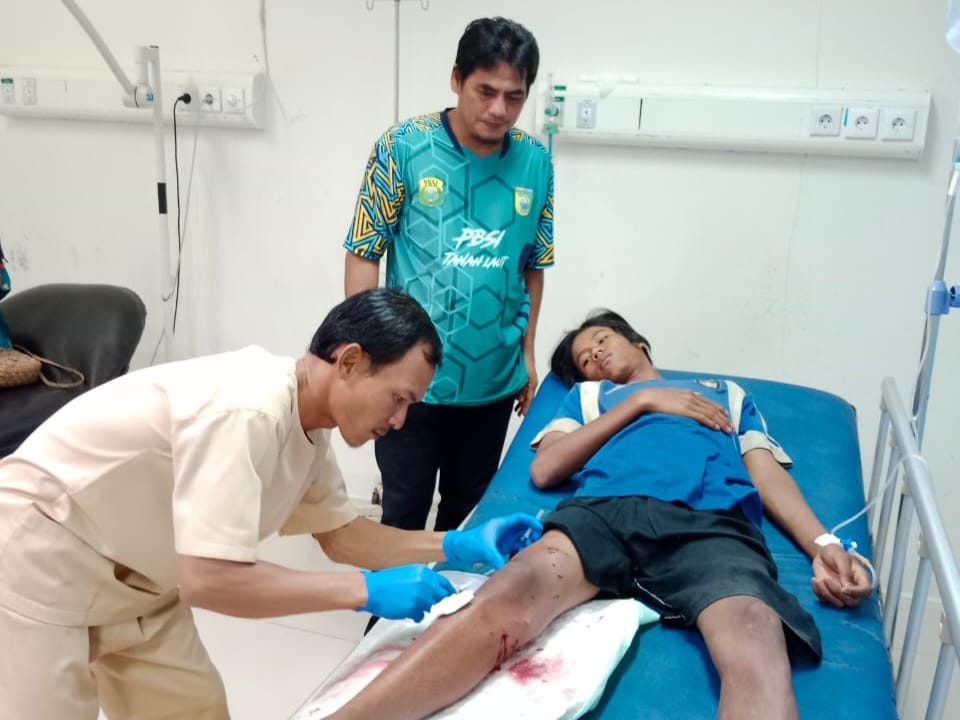 DITANGANI: Surya (15) remaja asal Desa Kandangan Lama yang diterkam buaya saat menjalani perawatan di RS Hadji Boejasin.