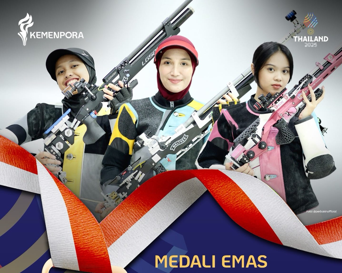 Yasmin Figlia Achdiat (tengah) memperlihatkan medali emas SEA Games 2025 usai tampil di nomor 10 meter air rifle beregu putri di Photharam Shooting Range, Bangkok, Thailand. (dok kemenpora)
