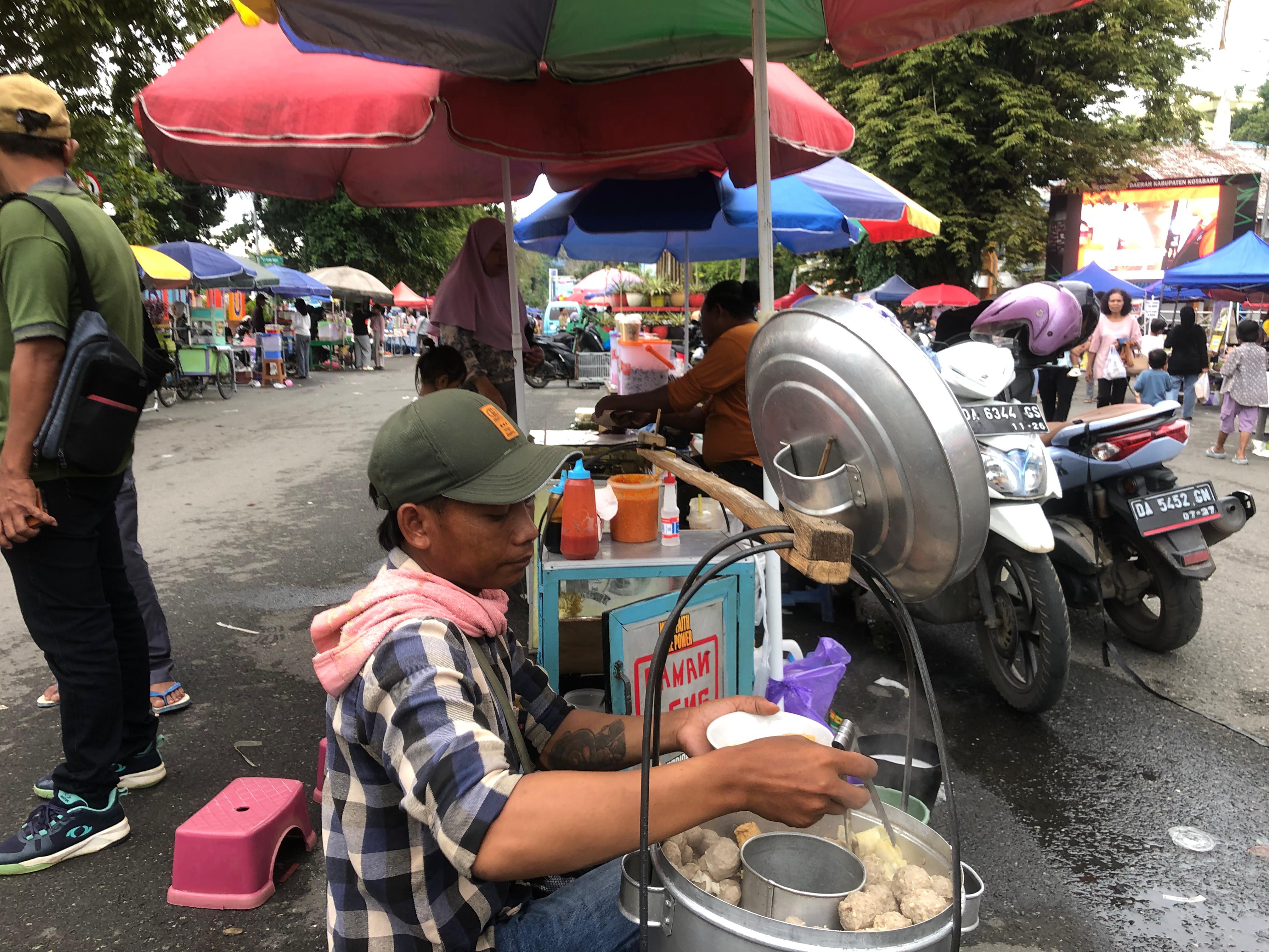 RAMAI: Para pedagang yang berjualan di CFD Siring Laut Kotabaru.