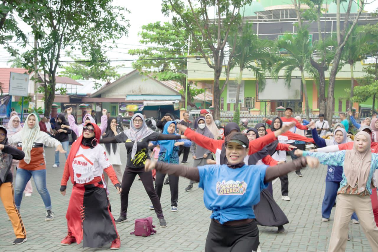 HEBOH: Aksi warga mengikuti senam bersama Event Yamaha Gre-Grebek di Kantor Kecamatan Banjarmasin Timur.