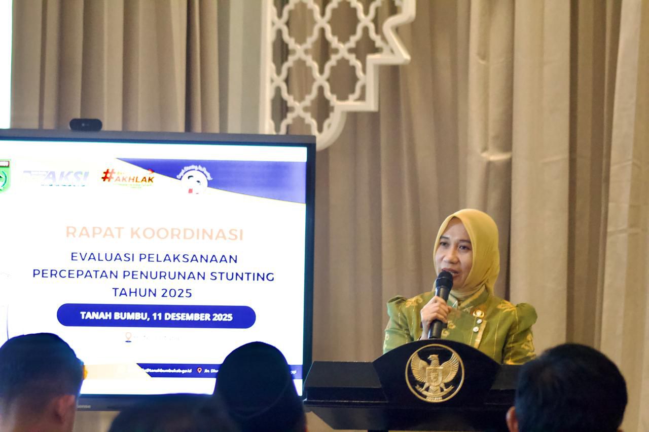 SAMBUTAN: Kepala DP3AP2KB Tanah Bumbu, Erli Yuli Susanti, menyampaikan sambutan pada Rapat Koordinasi Evaluasi Percepatan Penurunan Stunting 2025 di Batulicin.