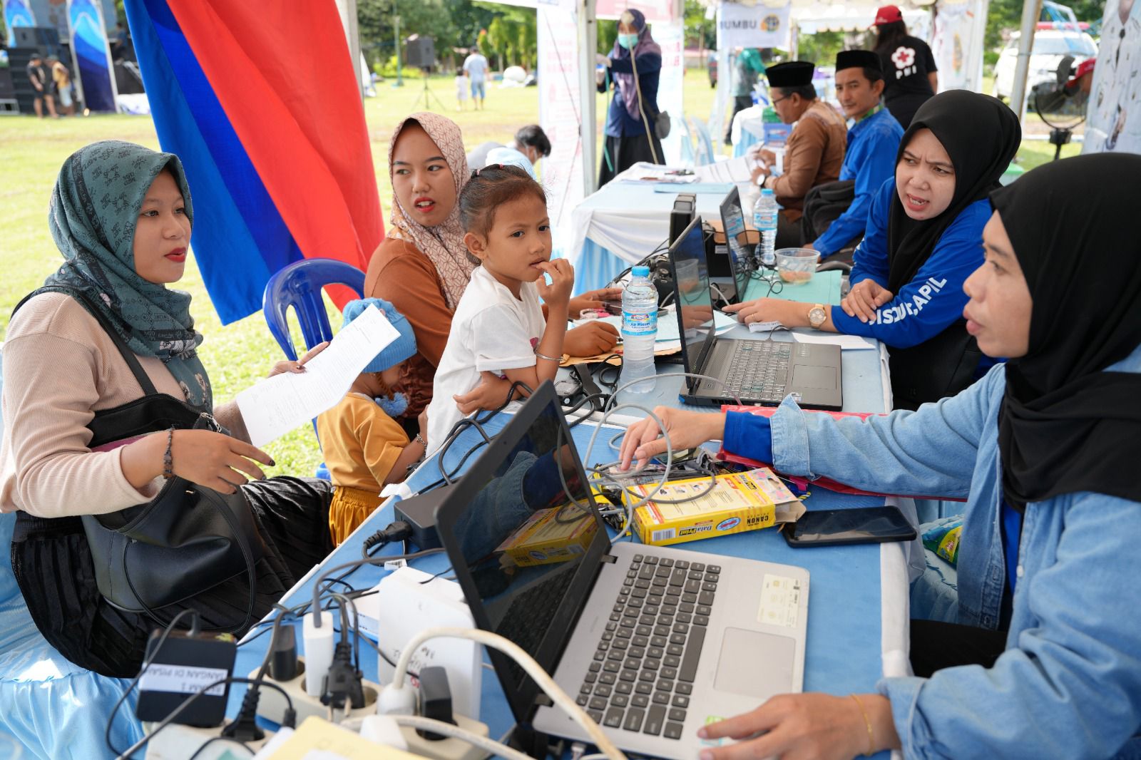 PELAYANAN: Warga mendapatkan layanan administrasi kependudukan pada Aksi Sinergitas Merah Putih di Teluk Kepayang.