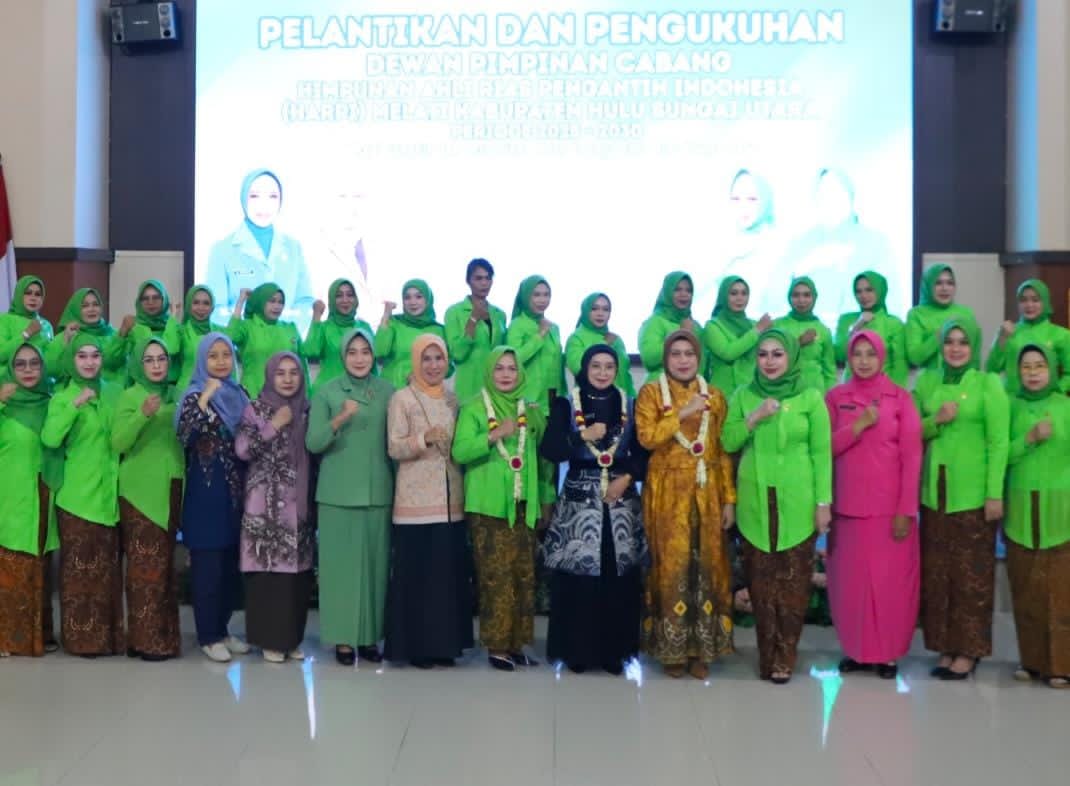 MOMEN:Ketua PKK HSU, Hj Murniati Sahrujani (pakaian hitam) foto bersama dengan DPC HARPI HSU di Aula Dr KH Idham Chalid, Selasa (9/12/2025).