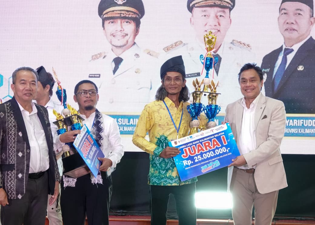 PEMENANG:Musisi Nasional yang juga Dewan Juri lomba cipta mars Kalsel, Dwiki Dharmawan didampingi Sekdaprov Kalsel, HM Syarifuddin menyerahkan piala dan hadiah kepada para pemenang.