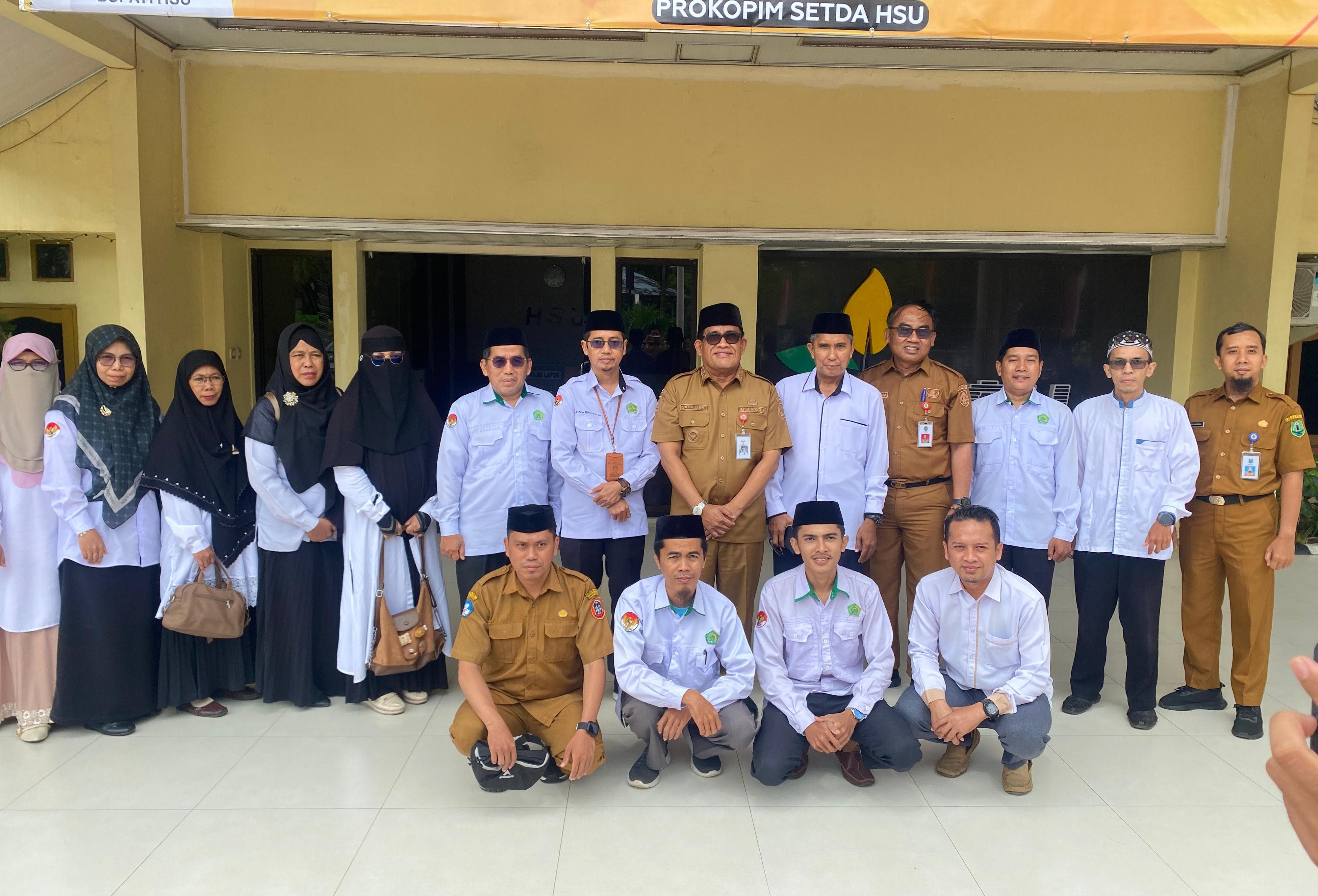 PRESTASI:Bupati HSU, H Sahrujani foto bersama dengan Kafilah Korpri HSU siap mengikuti MTQ ASN tahun 2025 tingkat Kalsel, di halaman Pemkab HSU.