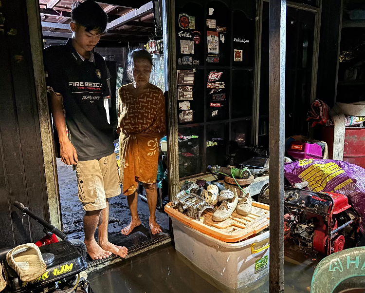Salasiah, lansia 72 tahun, kerap tak bisa tidur jika banjir rob mengepung rumahnya di Jalan Kelayan B, Banjarmasin Selatan.