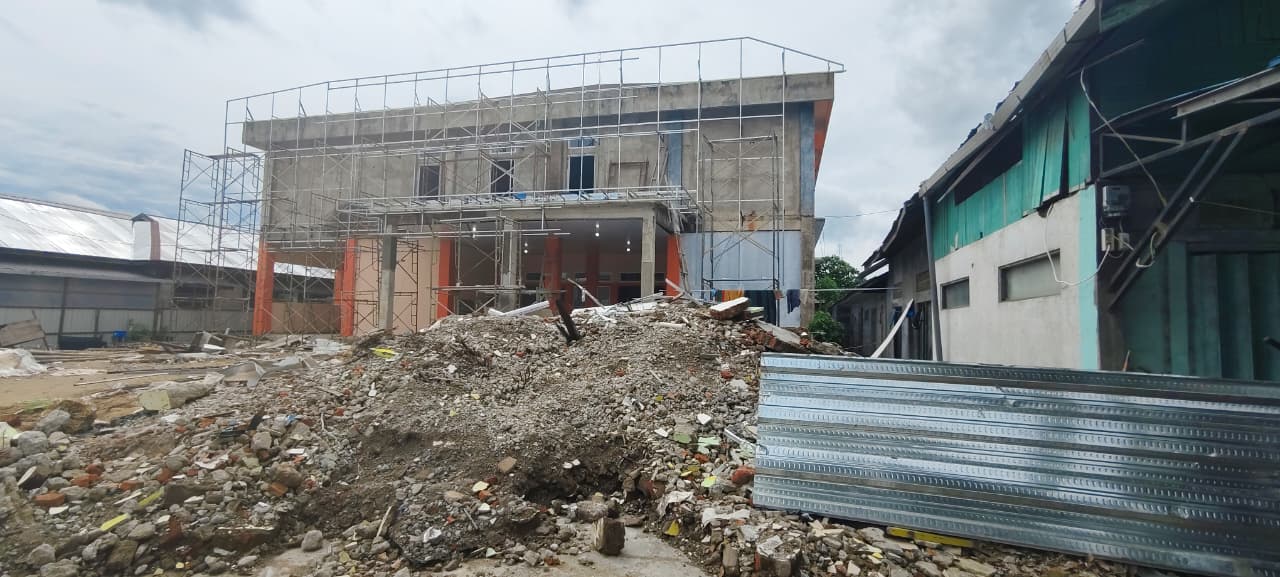 KEJAR DEADLINE: Pengerjaan Kantor BPBD HSU dan Kesbangpol HSU di Jalan Pambalah Batung Kota Amuntai terus digenjot.