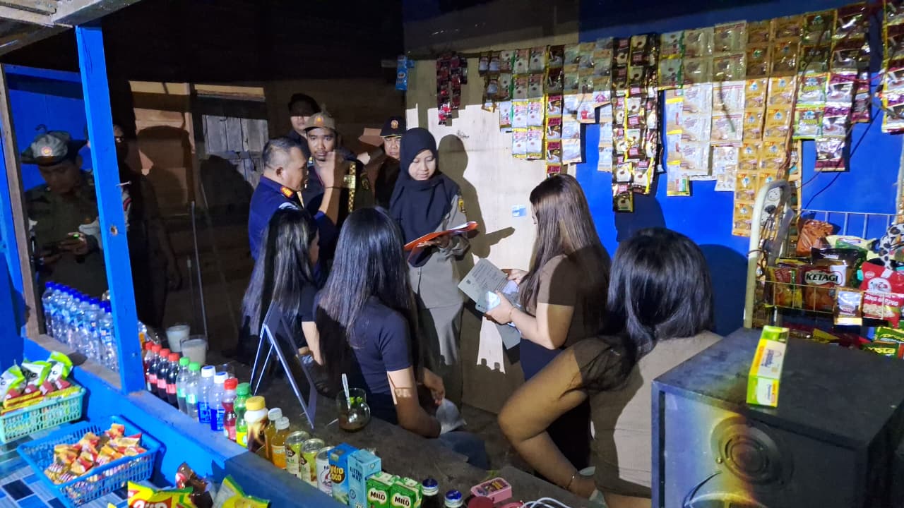 RAZIA: Petugas gabungan saat melaksanakan operasi cipta kondisi, Sabtu (13/12) malam.