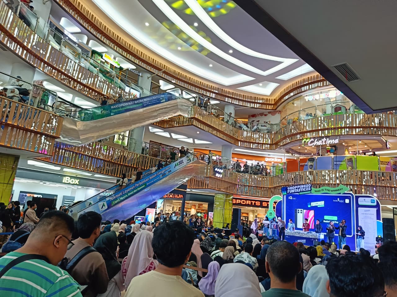 SIAP TAMPUNG: Tiga lantai indoor di Qmall Banjarbaru siap tampung ribuan jemaah 5 Rajab sekumpul.