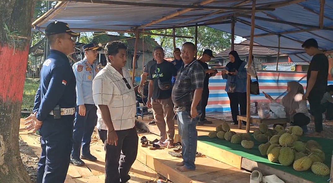 DITEGUR: Dishub Banjarbaru saat menyambangi pedagang durian di jalan PM Noor.