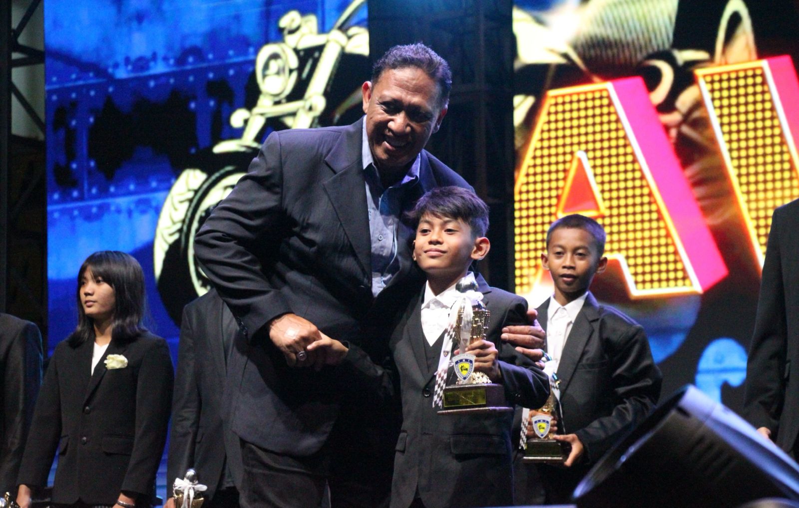 MEMBANGGAKAN: Pembalap motocross cilik asal Kalimantan Selatan, Ahmad Susilo, menerima IMI Award dari Ketua IMI Kalsel Edy Sudarmadi pada puncak Jambore IMI Kalsel di GOR Babussalam, Banjarbaru.