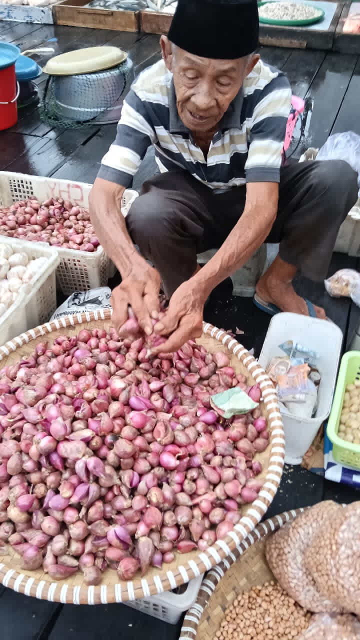 LAGI MAHAL:Harga bawang merah di Pasaran Kota Banjarmasin mengalami kenaikan hingga Rp60 ribu per kilogram.
