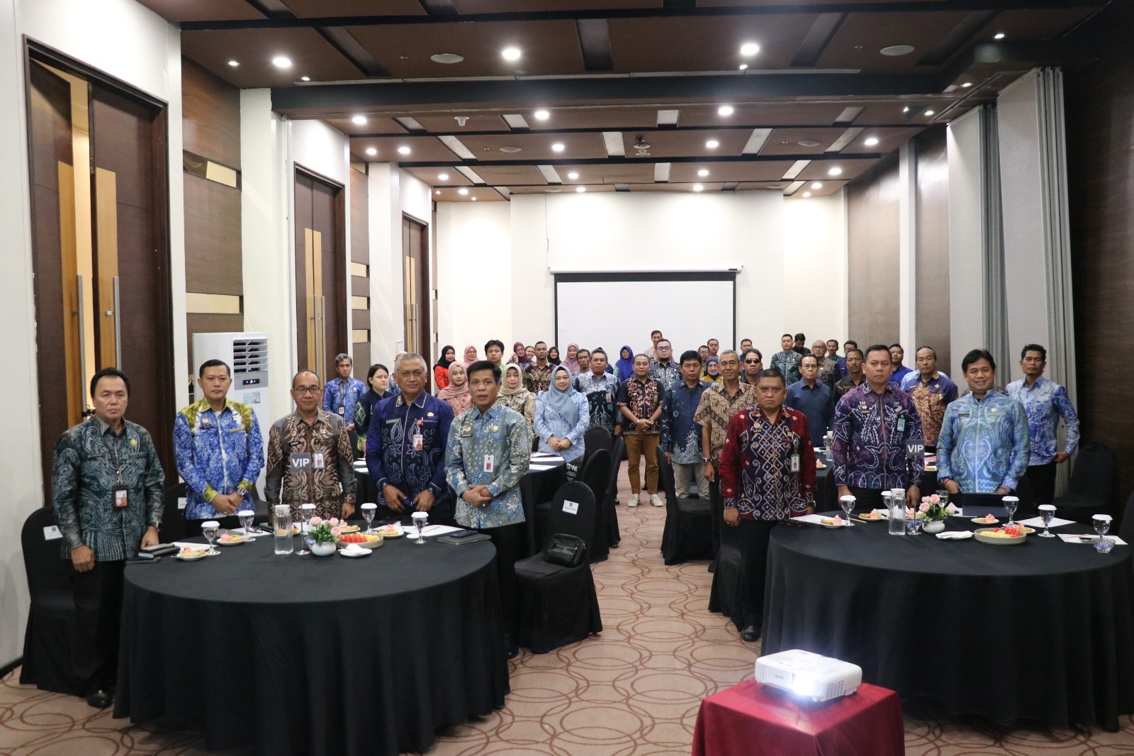 SALING SINERGI:Jajaran pimpinan Kanwil Kemenkum Kalsel bersama perwakilan SKPD Koperasi Kalsel di acara Rakor Merek Kolektif bagi Koperasi Desa/Kelurahan Merah Putih (KKMP).