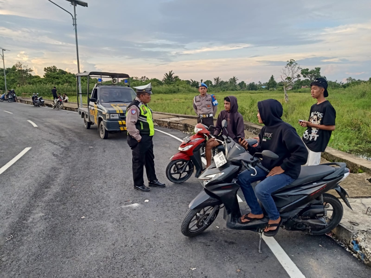 PERSUASIF: Patroli mendatangi remaja yang nongkrong di Jalan Kelayan Besar. Patroli ini guna mencegah balapan liar.