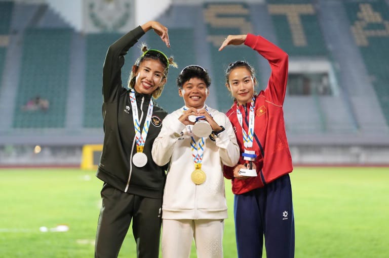 BERPOSE: Atlet asal Kalsel, Dina Aulia, berpose bangga usai menerima medali emas nomor lari gawang 100 meter putri pada ajang SEA Games 2025 di Suphachalasai Stadium, Bangkok.