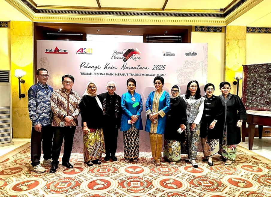 LEVEL NASIONAL:Perajin Tenun Pagatan binaan Arutmin, Abd Aziz (paling kiri), berfoto bersama Ike Nirwan Bakrie (tengah), serta jajaran manajemen, dan mitra pendukung Pelangi Kain Nusantara 2025.