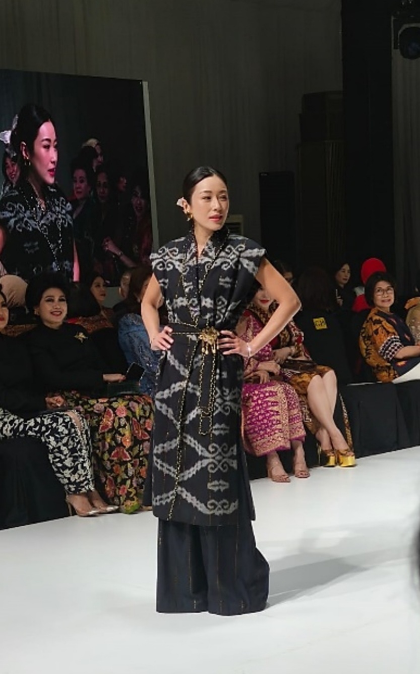 ANGGUN: Salah satu model tampil dalam balutan Tenun Pagatan karya Abd Aziz yang merupakan binaan PT Arutmin.