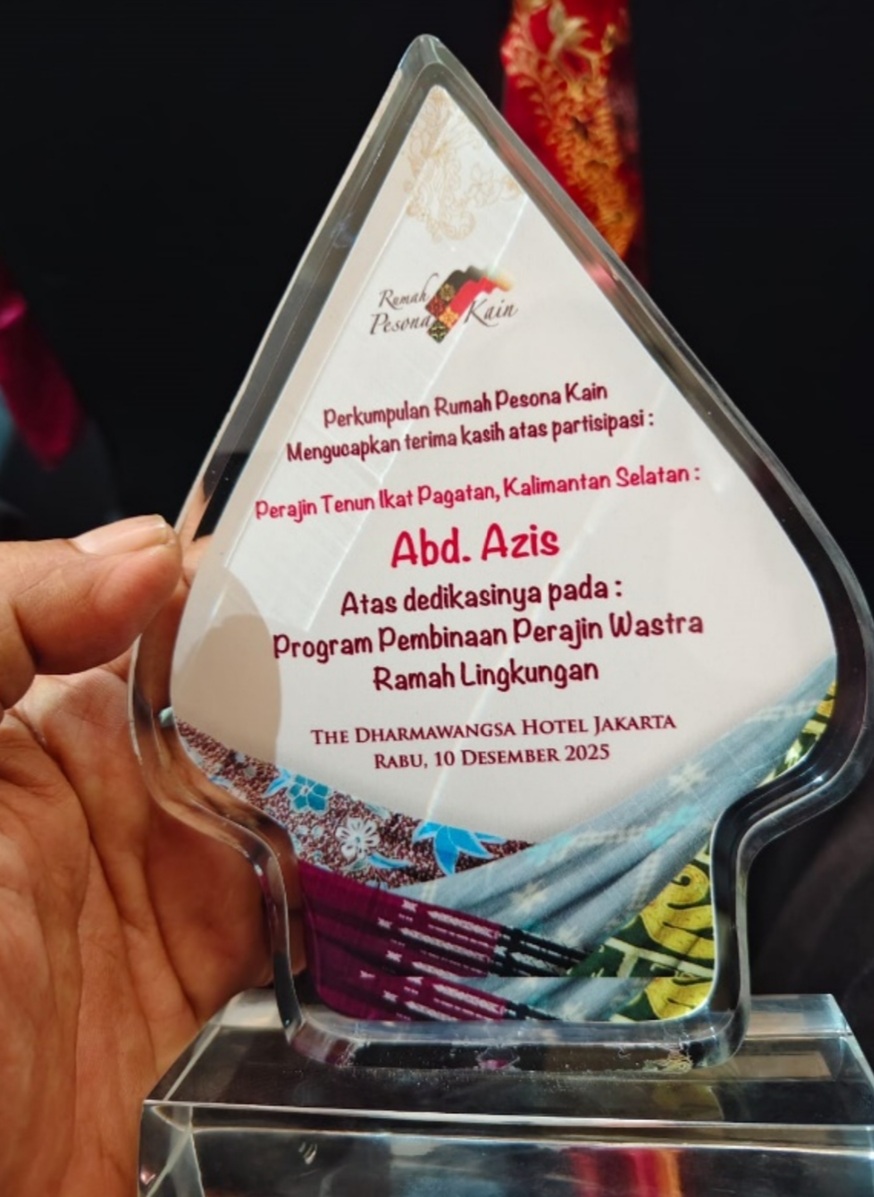 APRESIASI: Plakat yang diserahkan kepada Abdul Aziz sebagai perajin Tenun Pagatan, Kalsel.