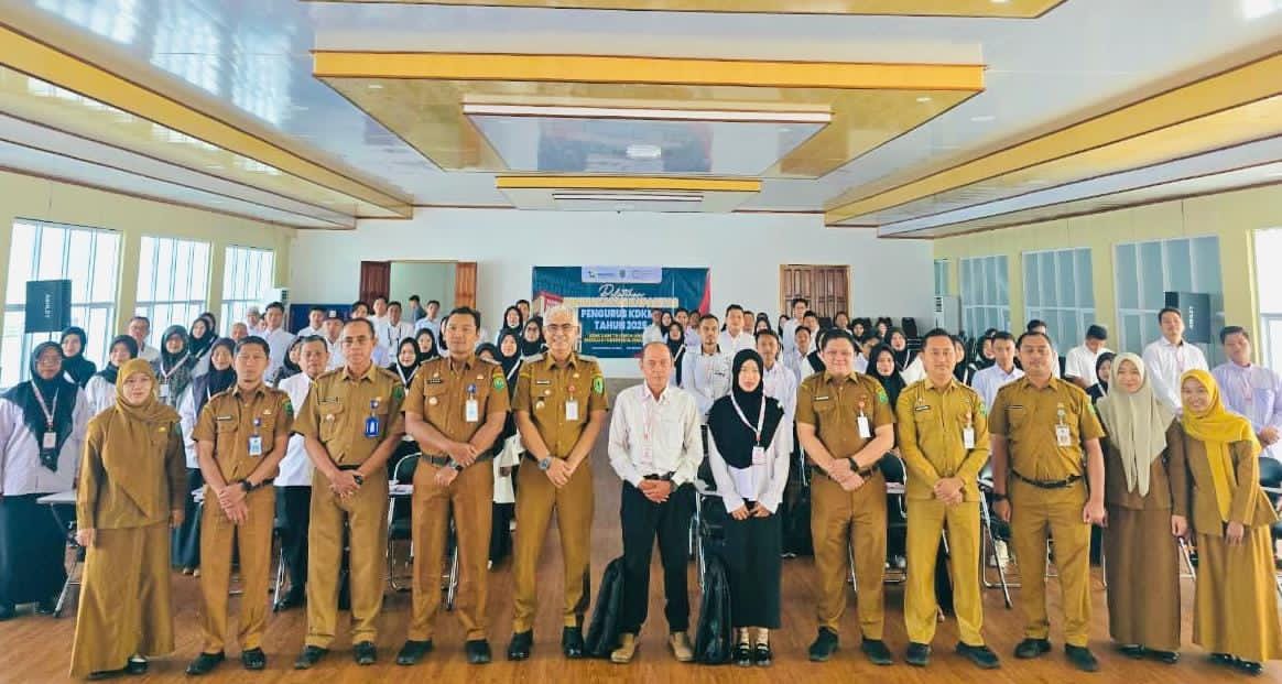 MOMEN:Wabup HSU, Hero Setiawan atau Iwan Alabio (lima dari kiri) foto bersama perserta usai membuka kegiatan Pelatihan KDKMP di Aula BPKAD HSU, Senin (15/12/2025).