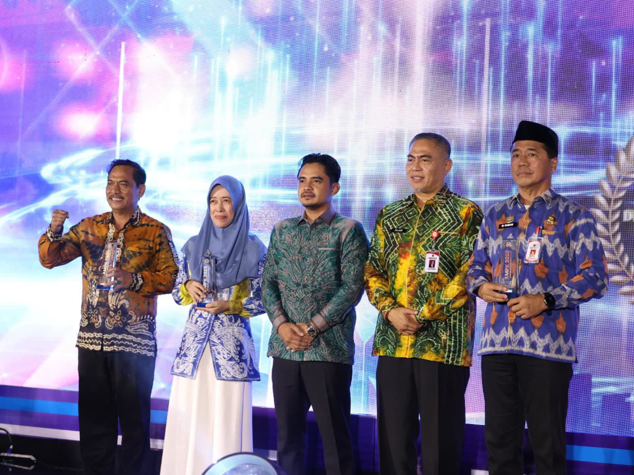 PENGHARGAAN:Asisten Administrasi Umum Setda Kabupaten Tanah Bumbu, M Yamani menerima penghargaan Peringkat III Kategori Mitra Humas Pemprov Kalsel pada ajang AMPK 2025 di Banjarmasin.