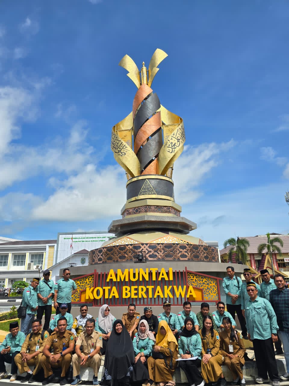 MOMEN:Foto bersama jajaran FPK Kabupaten Paser Provinsi Kalimantan Timur dan FPK Kabupaten HSU, serta jajaran Bakesbangpol HSU dan Kabupaten Paser di Tugu Salawat Kota Amuntai, Senin(15/12/2025).