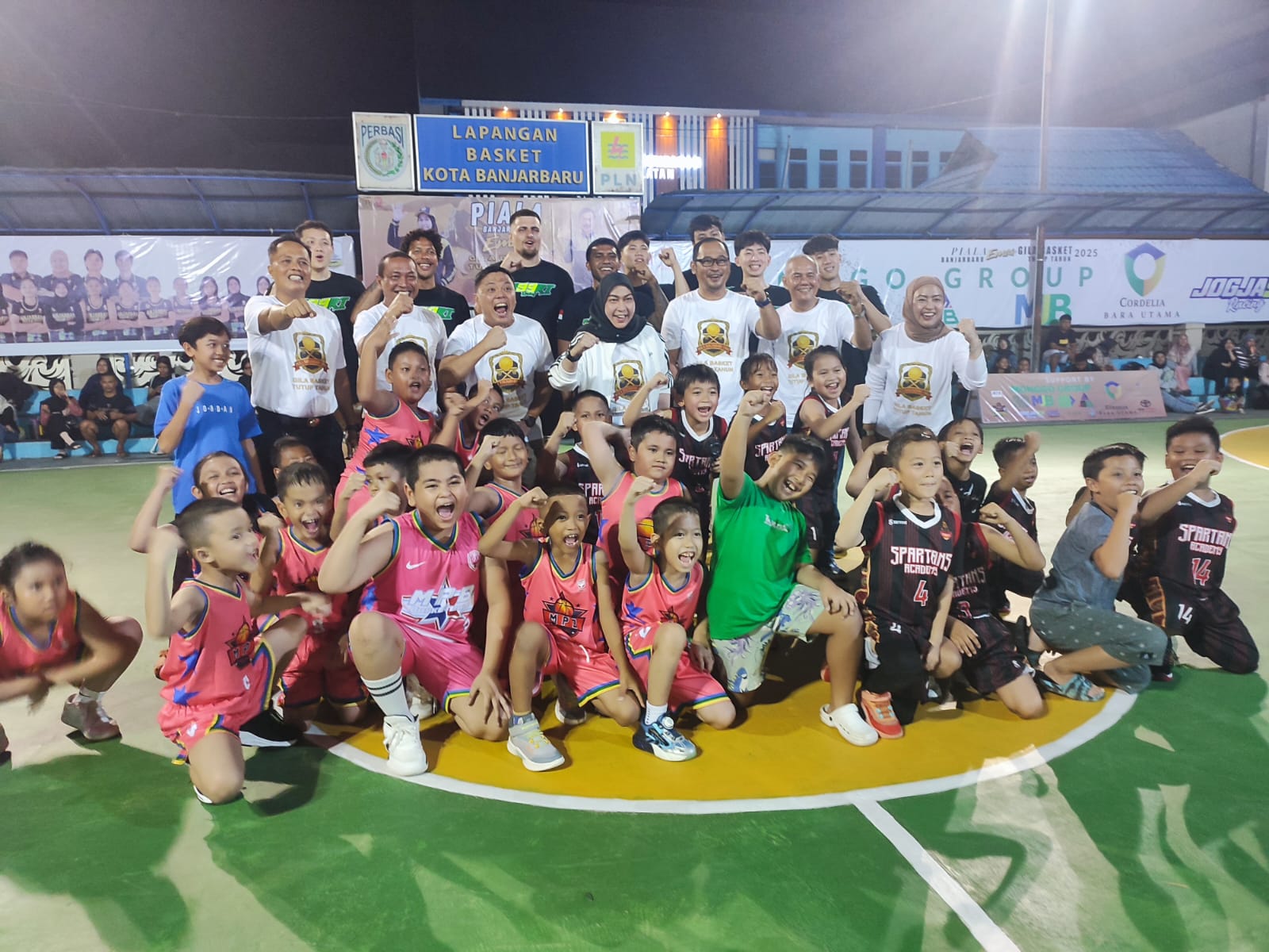 SEMANGAT:Wali Kota Banjarbaru, Hj Erna Lisa Halaby berfoto bersama panitiapelaksana dan para pebasket Kejuaraan Bola Basket Piala Banjarbaru Emas Gila Basket Tutup Tahun 2025.