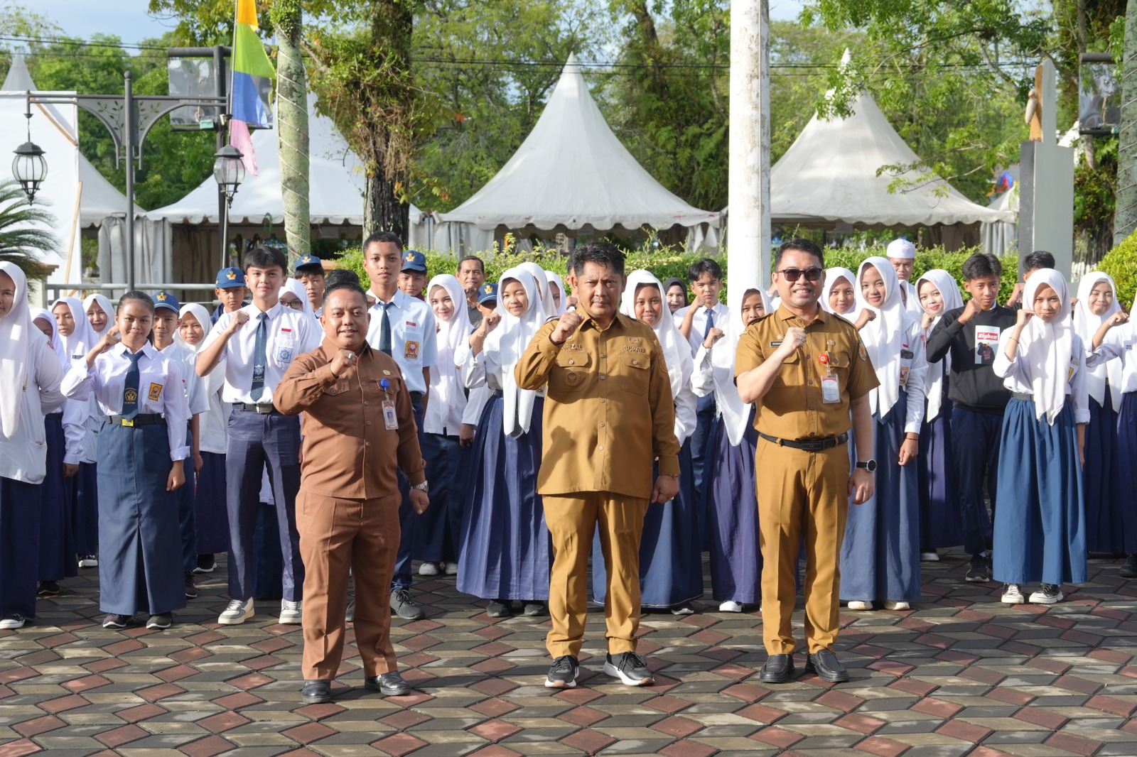 PELEPASAN:Bupati HST, Samsul Rizal memberikan semangat dan doa selamat kepada siswa yang ikut study tour ke BPBM Kalsel, Senin (15/12/2025).