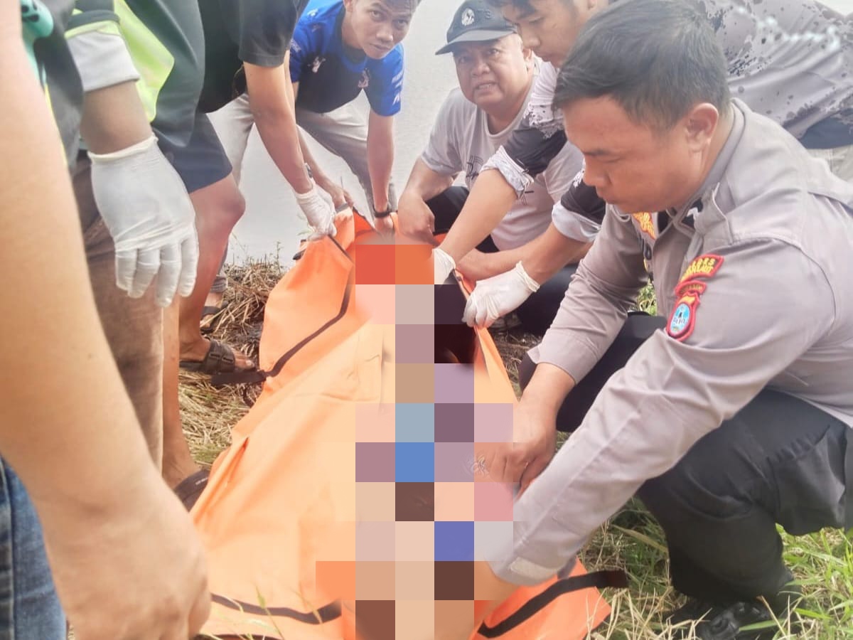 EVAKUASI: Kapolsek Kurau Iptu Bambang Hariansyah bersama personel dan relawan mengevakuasi jasad Herry Susanto, pemancing yang tewas tersengat listrik.
