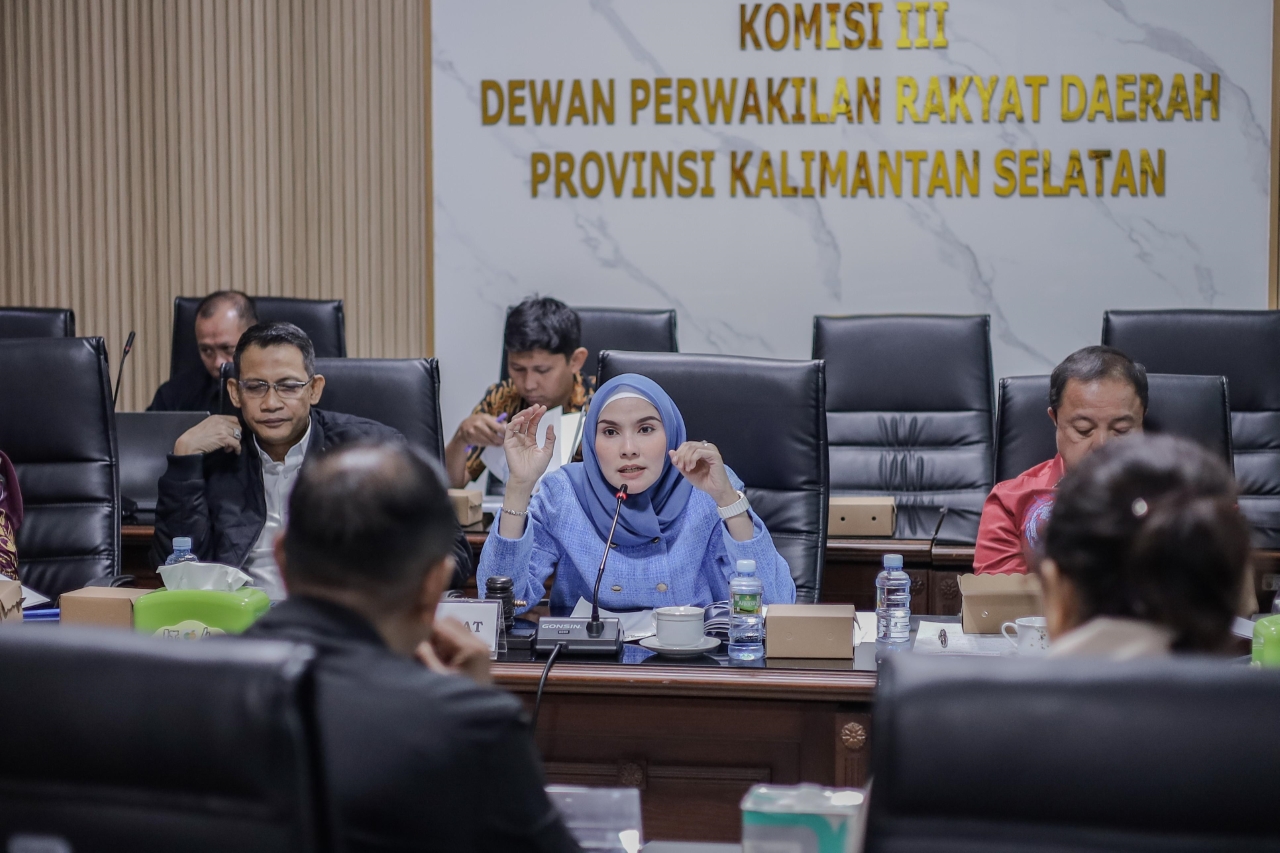 PERTANYAKAN: Komisi III DPRD Kalsel saat rapat bersama dengan Dinas PUPR Kalsel. pihaknya mempertanyakan jarak stadion yang dinilai terlalu dekat dengan bandara. (DPRD Kalsel)