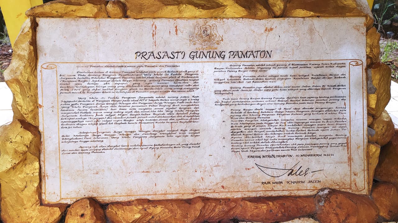 BUKTI SEJARAH: Prasasti Gunung Pamaton di Desa Kiram, Kecamatan Karang Intan, Kabupaten Banjar, yang memuat sejarah, legenda, dan peran strategis gunung ini dalam Perang Banjar.